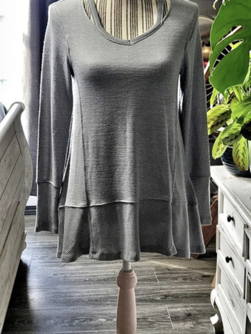 Cupio Long Sleeve Flare Top in Gray Size Small NWT